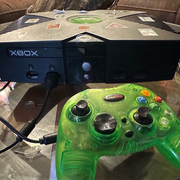 Console with Green Controller - Picture 2 of 4